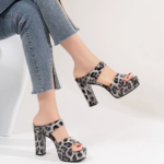 Small height-enhancing sandals