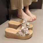 Women's platform wedge sandals, new summer 2026 style, fashionable bow-tie platform sandals with one strap.