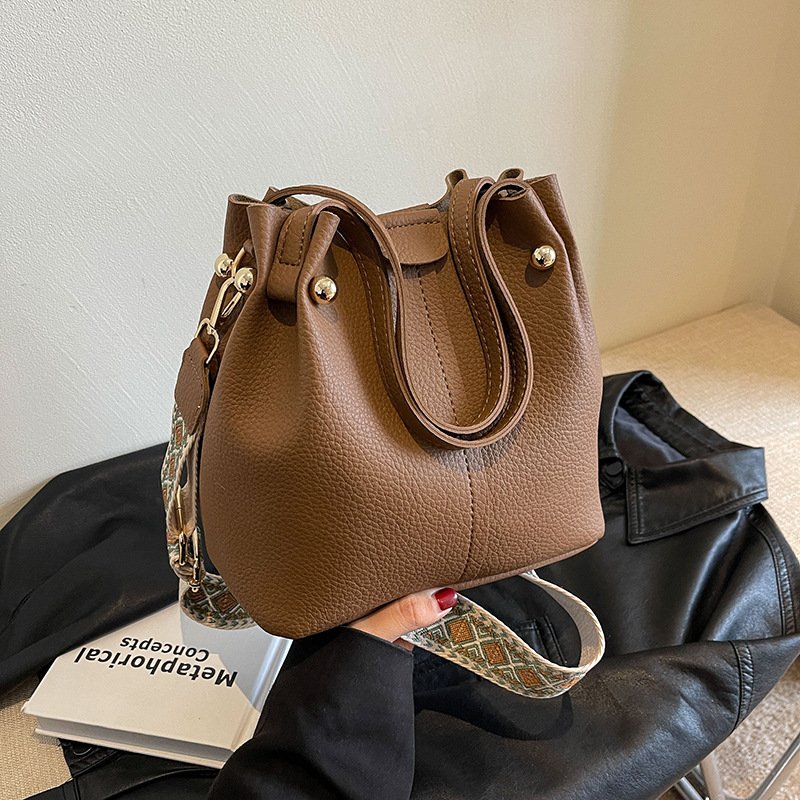 O1CN01qLiFgT1rTVaEE2FfE_!!2216500785632-0-cib Cross-Border Women's High-End Versatile Bucket Bag 2026 New Model Wide Strap Shoulder Crossbody Bag Women's Handbag - Image 1