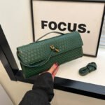2025 New Cross-Border Woven Baguette Crossbody Bag with a Vintage Texture, Simple and Luxurious Handbag for Women, Shoulder Bag